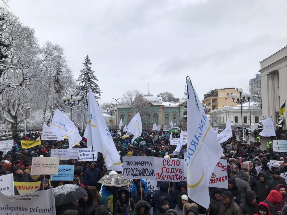 Several thousand farmers at rally call on president to dismiss NABU chief Sytnyk, protect their jobs Several thousand farmers at rally call on president to dismiss NABU chief Sytnyk, protect their jobs