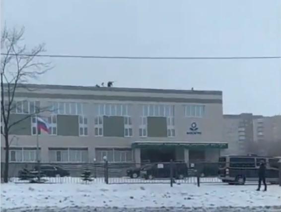 Снайпер возле места встречи Путина с народом / скриншот из видео
