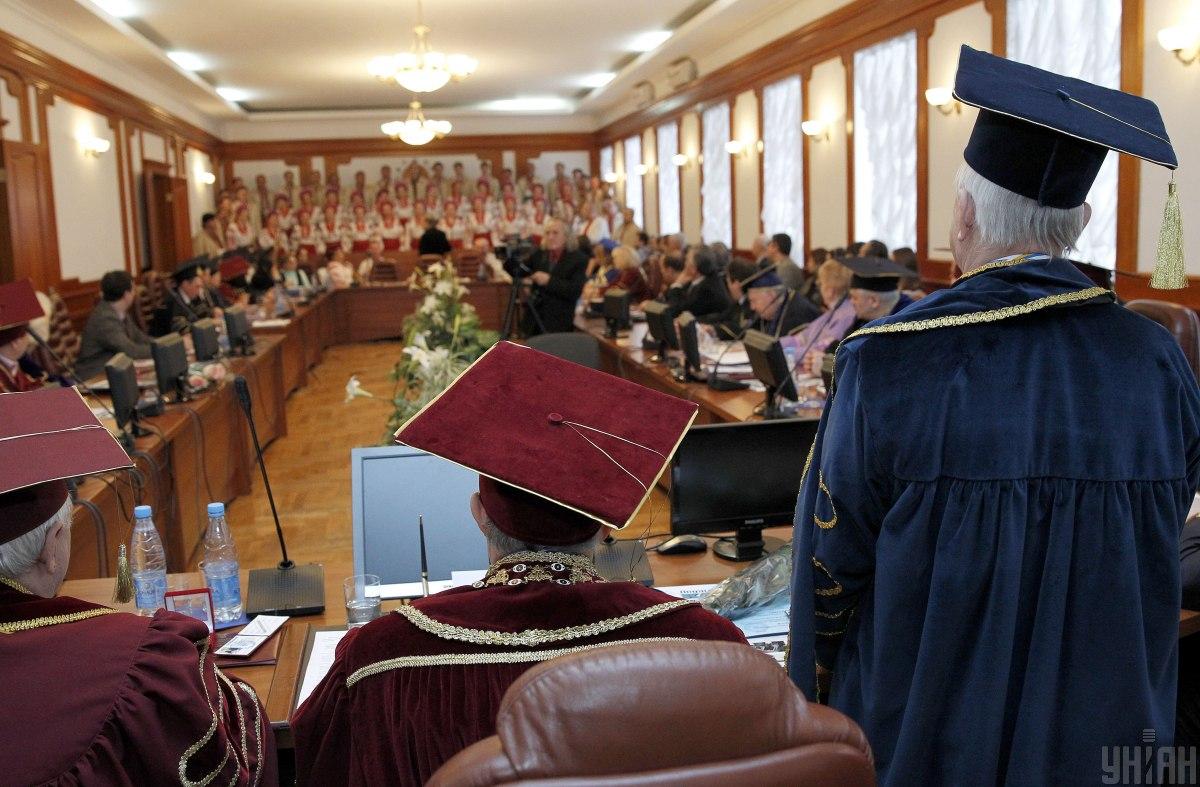 Не всі студенти вчасно отримали стипендію за лютий / Фото УНІАН Не всі студенти вчасно отримали стипендію за лютий / Фото УНІАН