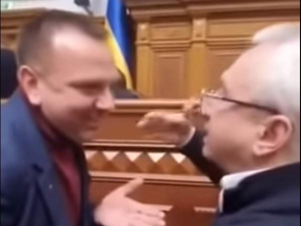 Суперечка виникла між Ткаченком і Кучеренком / скріншот з відео Суперечка виникла між Ткаченком і Кучеренком / скріншот з відео