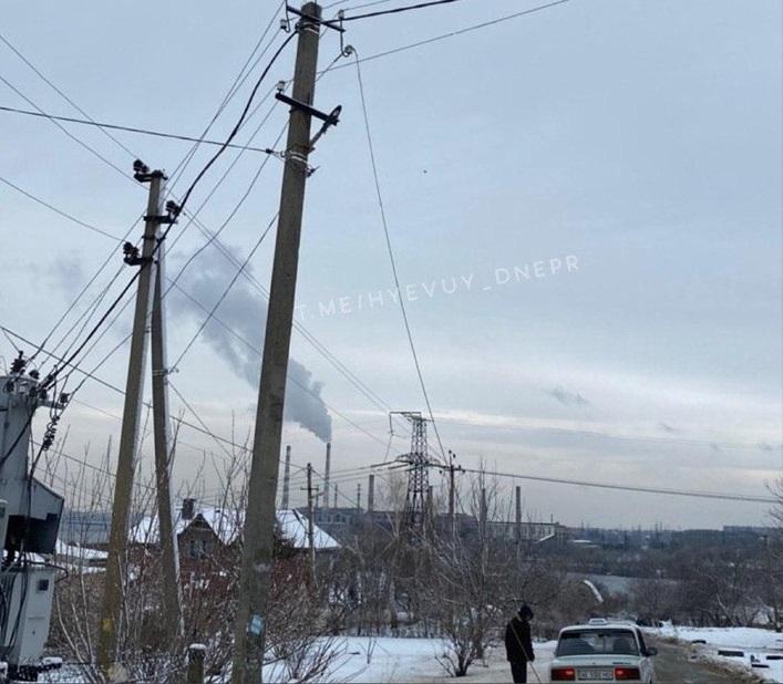 Під Дніпром посеред вулиці лежать оголені дроти, від ударів струмом загинуло три собаки (фото) Під Дніпром посеред вулиці лежать оголені дроти, від ударів струмом загинуло три собаки (фото)