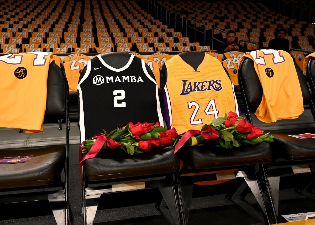 Ігрові майки Кобі Брайанта і його дочки в Staples Center / REUTERS Ігрові майки Кобі Брайанта і його дочки в Staples Center / REUTERS