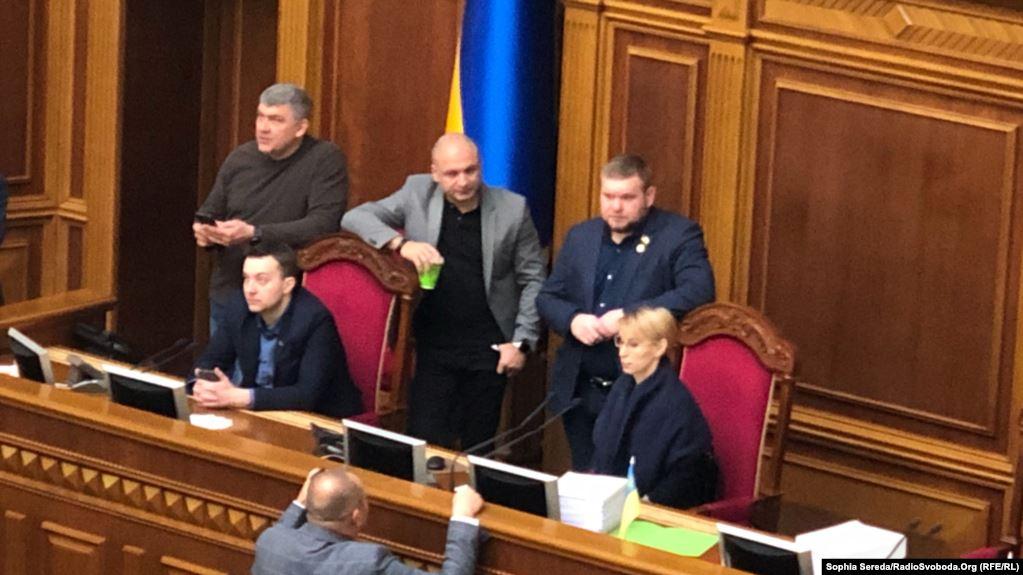 К депутатам вскоре присоединился и скандальный Евгений Брагар / radiosvoboda.org К депутатам вскоре присоединился и скандальный Евгений Брагар / radiosvoboda.org