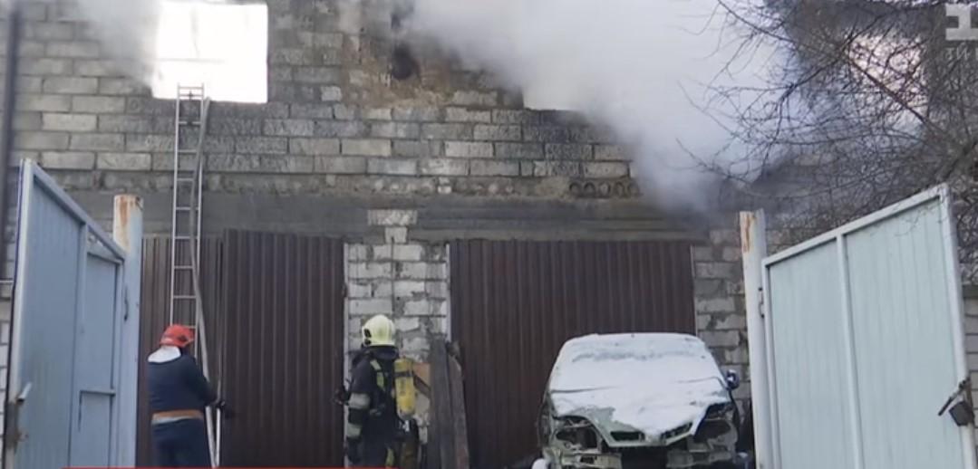 В Киеве горела СТО / фото: видео ТСН В Киеве горела СТО / фото: видео ТСН