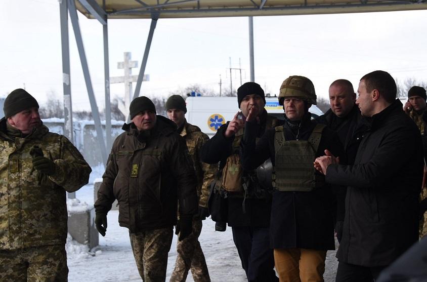 Министру рассказали, что боевики не прекращают обстрелы \ Joint Forces Operation Министру рассказали, что боевики не прекращают обстрелы \ Joint Forces Operation