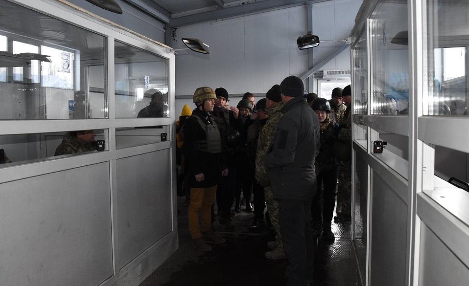 Делегация посетила контрольный пункт въезда-выезда «Майорское» \ Joint Forces Operation Делегация посетила контрольный пункт въезда-выезда «Майорское» \ Joint Forces Operation
