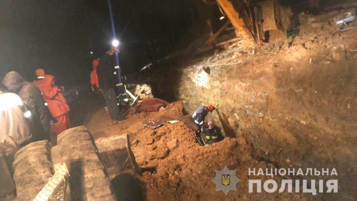 Обоих мужчин уже вытащили из-под завалов / фото Нацполиция Обоих мужчин уже вытащили из-под завалов / фото Нацполиция