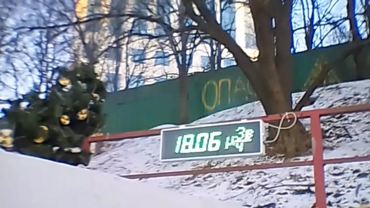Датчик измерения радиации показывает 60-кратное превышение нормы / скриншот из видео Датчик измерения радиации показывает 60-кратное превышение нормы / скриншот из видео