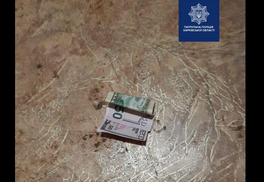 В Харькове полицейским пытались дать взятку / Facebook - Патрульная полиция Харьковской области В Харькове полицейским пытались дать взятку / Facebook - Патрульная полиция Харьковской области