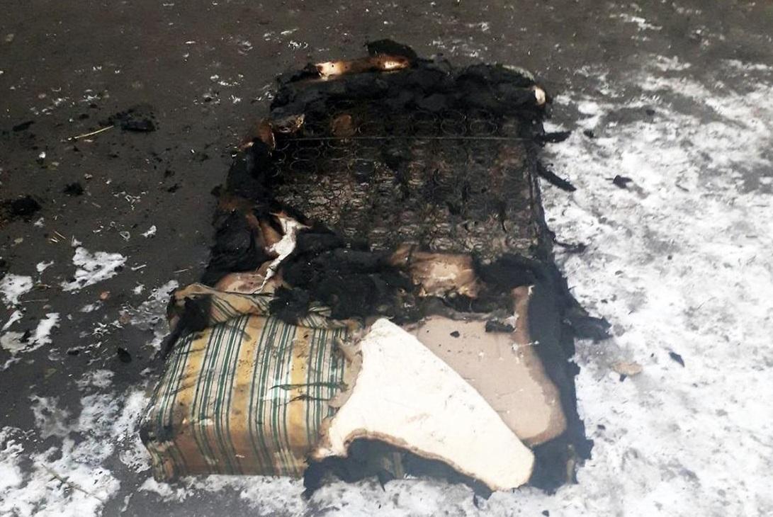 Що стало причиною тління у будинку, наразі невідомо / фото ГУ НП в Житомирській області Що стало причиною тління у будинку, наразі невідомо / фото ГУ НП в Житомирській області
