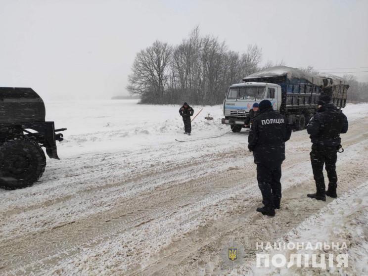 На Харківщині поліцейські визволили машину зі снігового полону / фото Нацполиция На Харківщині поліцейські визволили машину зі снігового полону / фото Нацполиция