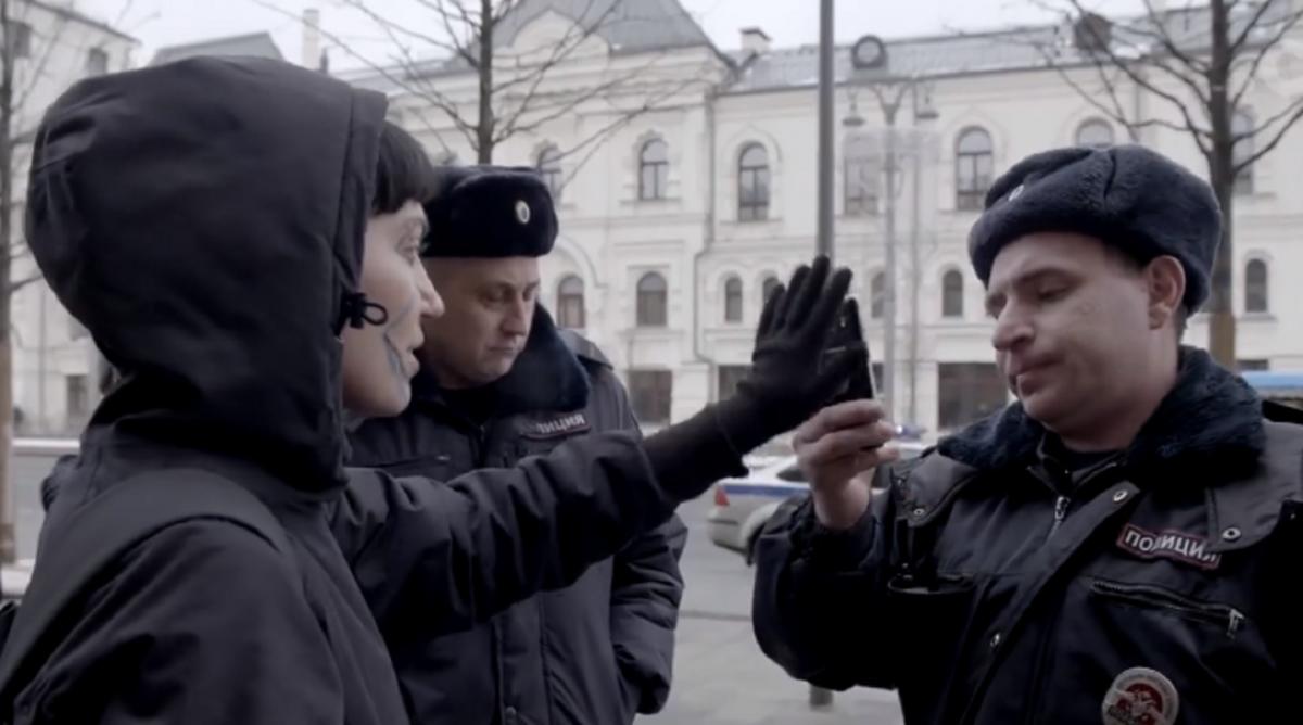 Учасників акції арештували за кілька хвилин до маршу / Скріншот Учасників акції арештували за кілька хвилин до маршу / Скріншот