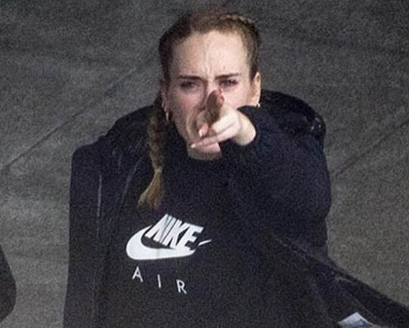 Адель сфотографували в лондонському аеропорту Хітроу / dailymail.co.uk Адель сфотографували в лондонському аеропорту Хітроу / dailymail.co.uk
