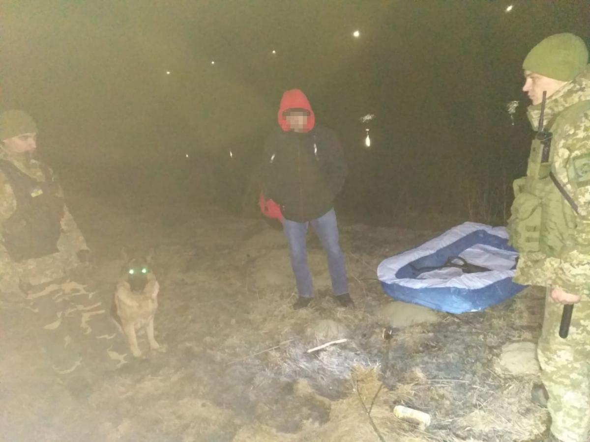 Молдованина знайшов собака прикордонників / фото: ДПСУ Молдованина знайшов собака прикордонників / фото: ДПСУ