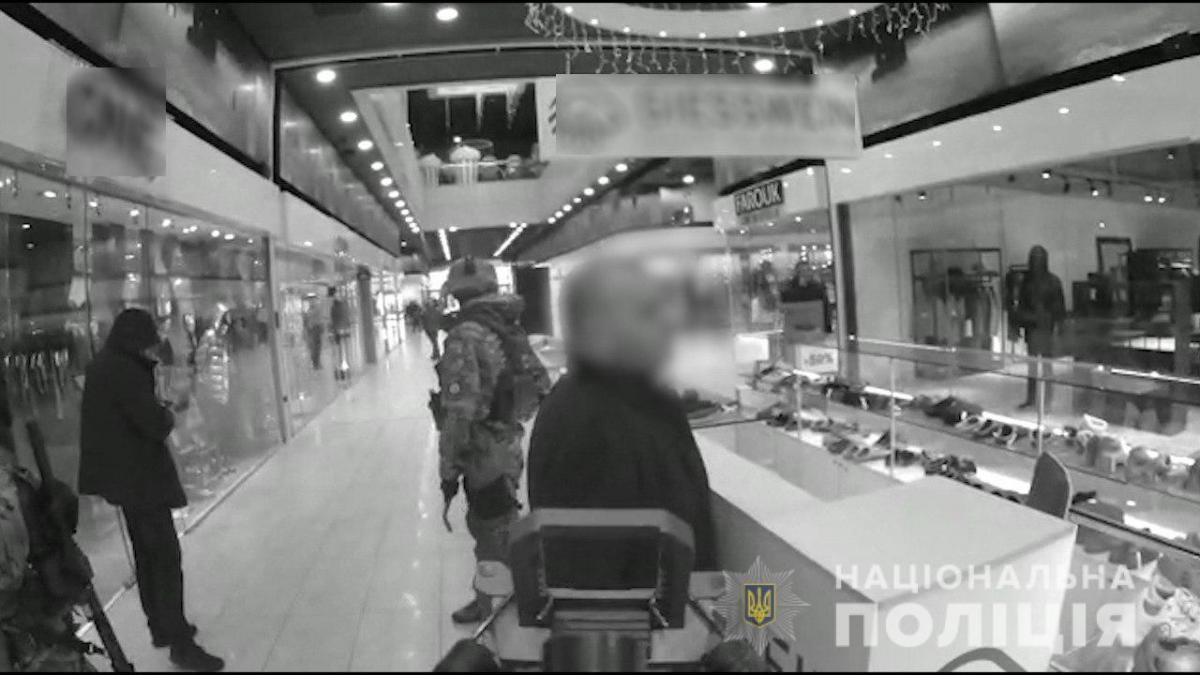 Затримання відбулося в одному з ТРЦ / фото npu.gov.ua Затримання відбулося в одному з ТРЦ / фото npu.gov.ua
