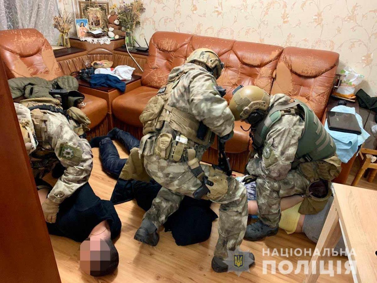 Наразі всі шестеро чоловіків затримані / фото: прес-служба поліції Наразі всі шестеро чоловіків затримані / фото: прес-служба поліції