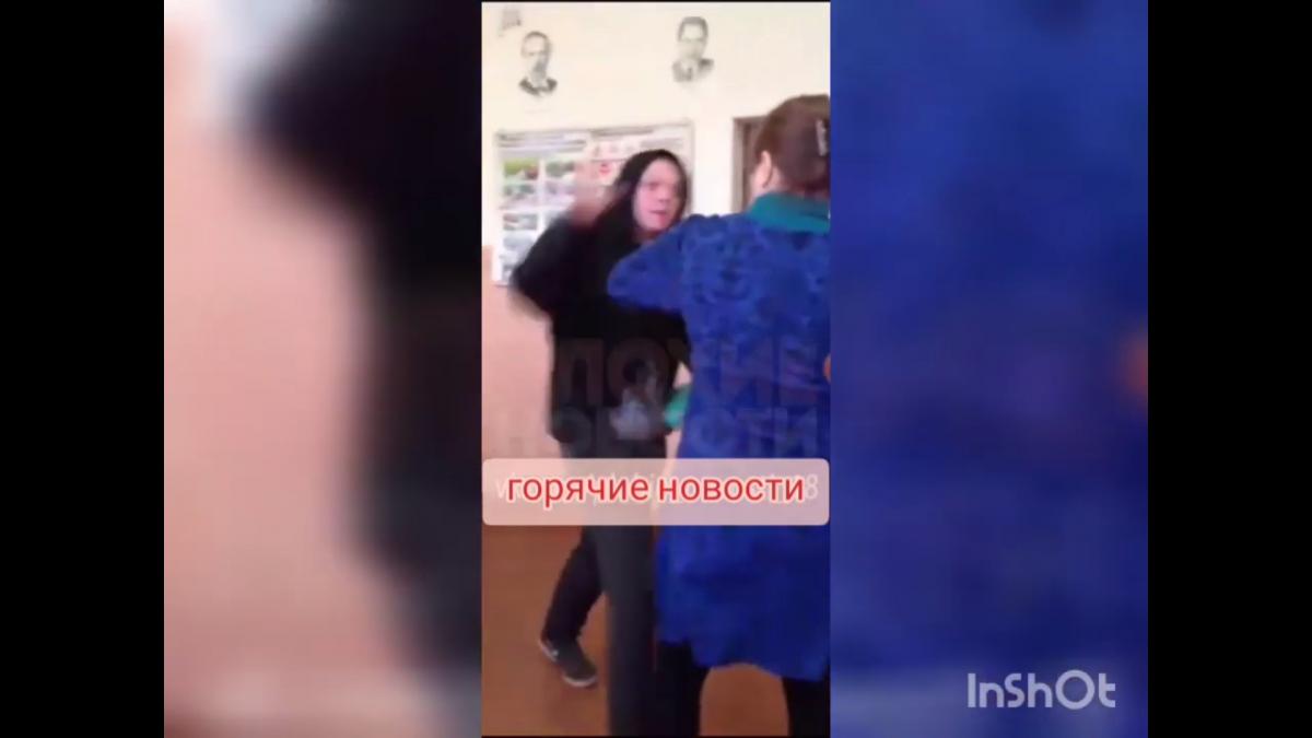 Після удару вчителька впала / скріншот з відео Після удару вчителька впала / скріншот з відео