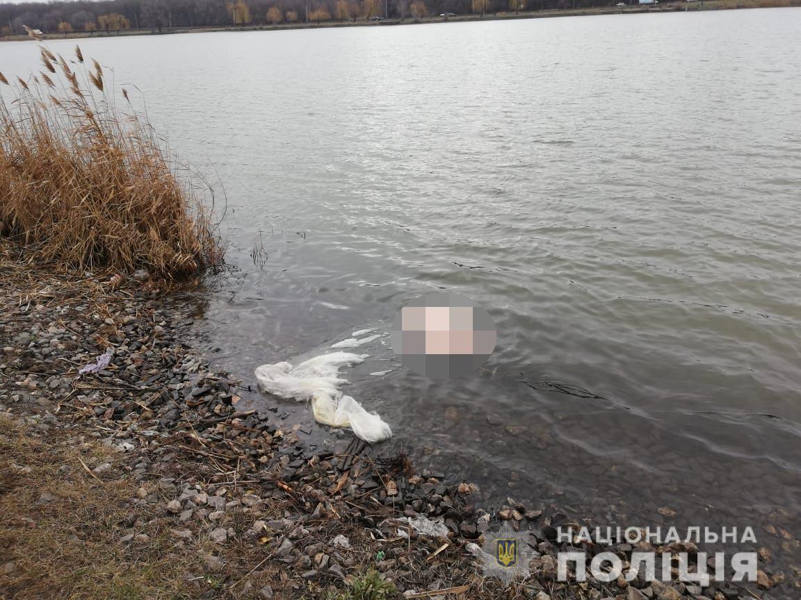 Сейчас полиция устанавливает личность умершей / Фото: Нацполиция Сейчас полиция устанавливает личность умершей / Фото: Нацполиция