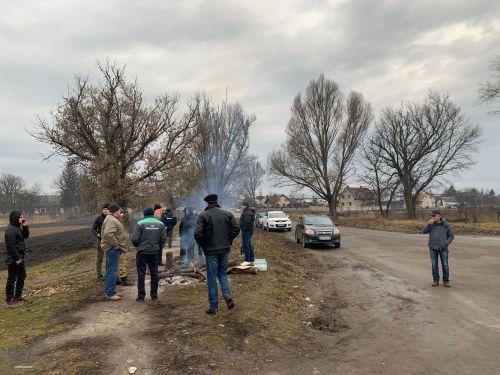 Вчера местные жители обустроили неподалеку санатория блокпост / фото ternopoliany.te.ua Вчера местные жители обустроили неподалеку санатория блокпост / фото ternopoliany.te.ua