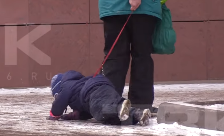 Під час волочіння дитина вдарилася об край бордюру і металевої лави / скріншот Під час волочіння дитина вдарилася об край бордюру і металевої лави / скріншот