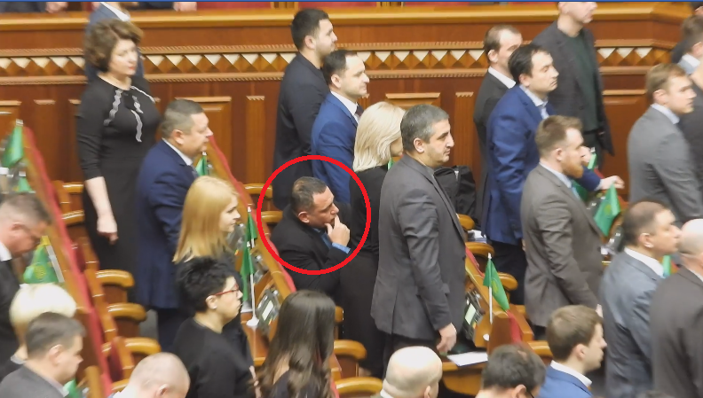 Бужанський не встав під час хвилини мовчання / скріншот Бужанський не встав під час хвилини мовчання / скріншот