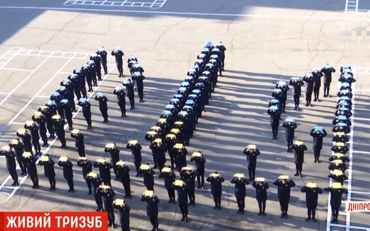 Живой тризуб в Днепре к празднику Государственного герба / скриншот Живой тризуб в Днепре к празднику Государственного герба / скриншот