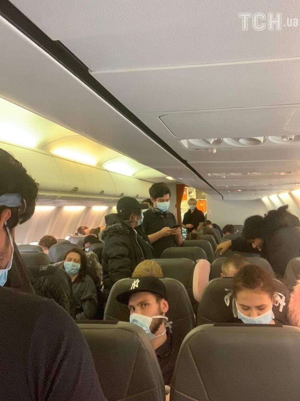 Эвакуированные из Китая украинцы на борту самолета / ТСН