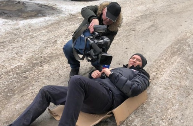 У Красноярську авто збило з ніг журналіста / скріншот відео У Красноярську авто збило з ніг журналіста / скріншот відео