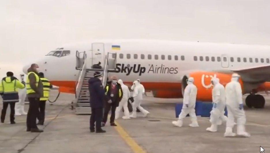 До літака з Уханя підігнали трап / Скріншот з відео До літака з Уханя підігнали трап / Скріншот з відео