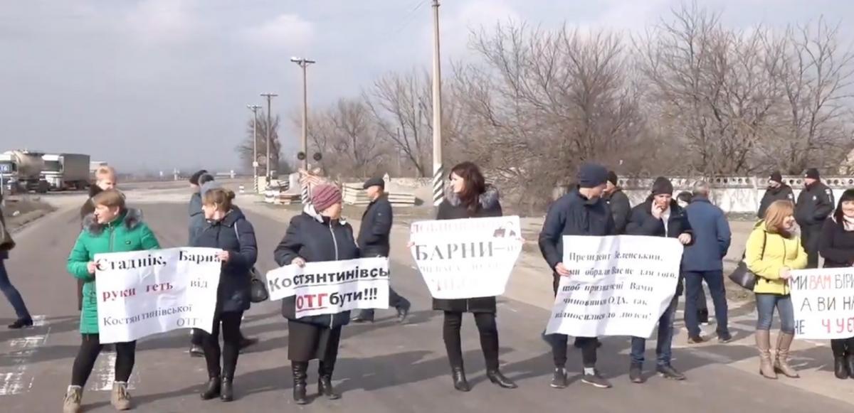 Протестующие требуют встречи с главой ОГА / фото: Никвести Протестующие требуют встречи с главой ОГА / фото: Никвести