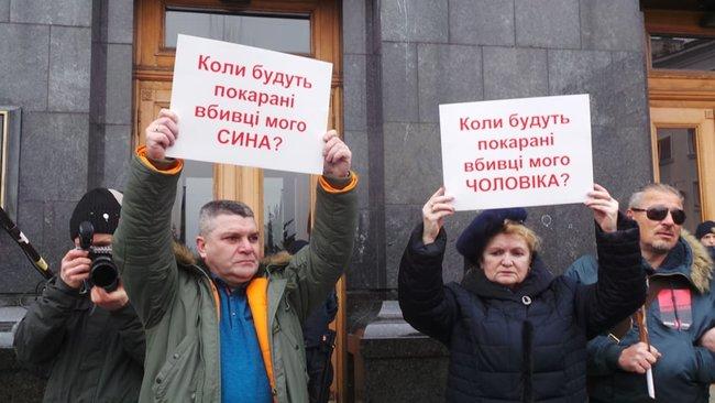 Учасники заходу тримають в руках невеличкі плакати із запитаннями / Фото: Цензор.Нет Учасники заходу тримають в руках невеличкі плакати із запитаннями / Фото: Цензор.Нет
