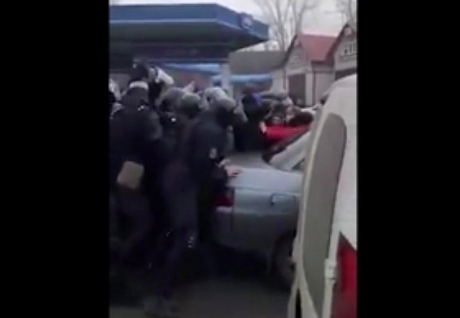По его данным, силовики пытаются отодвинуть транспорт жителей с дороги / скриншот из видео По его данным, силовики пытаются отодвинуть транспорт жителей с дороги / скриншот из видео