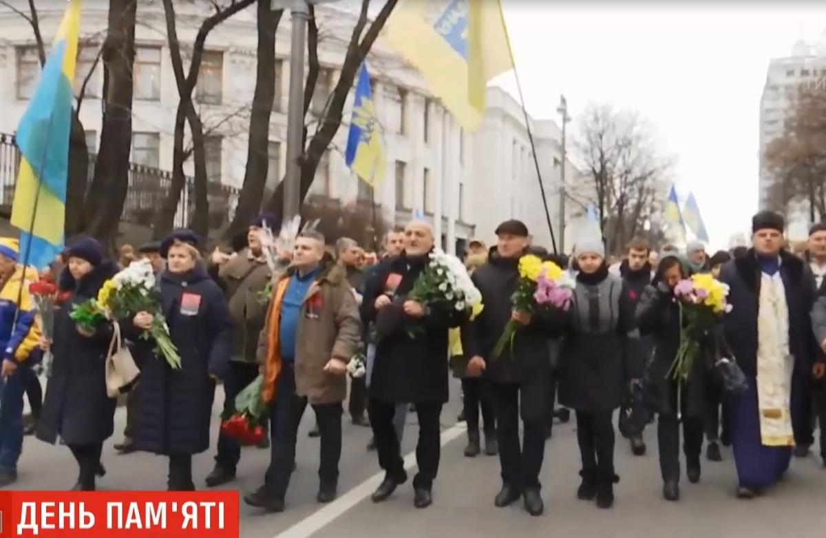 Ходою люди вшанували пам’ять загиблих Героїв Небесної сотні / скріншот Ходою люди вшанували пам’ять загиблих Героїв Небесної сотні / скріншот