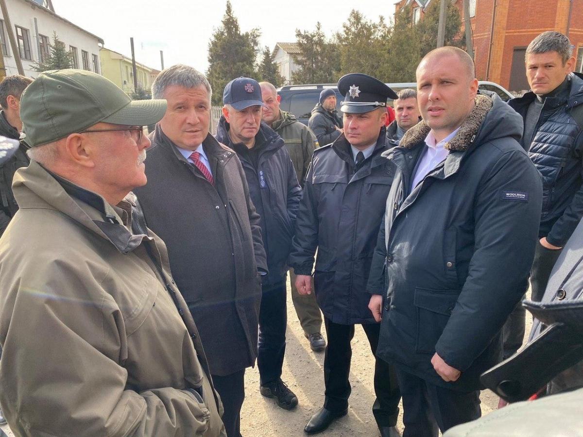 Міністр внутрішніх справ Арсен Аваков прибув у Нові Санжари / фото t.me/vekha Міністр внутрішніх справ Арсен Аваков прибув у Нові Санжари / фото t.me/vekha