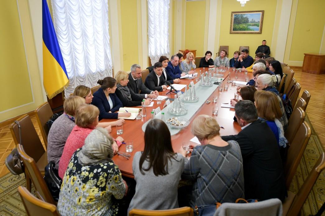 Зеленський зустрівся з родинами героїв Небесної сотні / Фото: Офіс президента Зеленський зустрівся з родинами героїв Небесної сотні / Фото: Офіс президента
