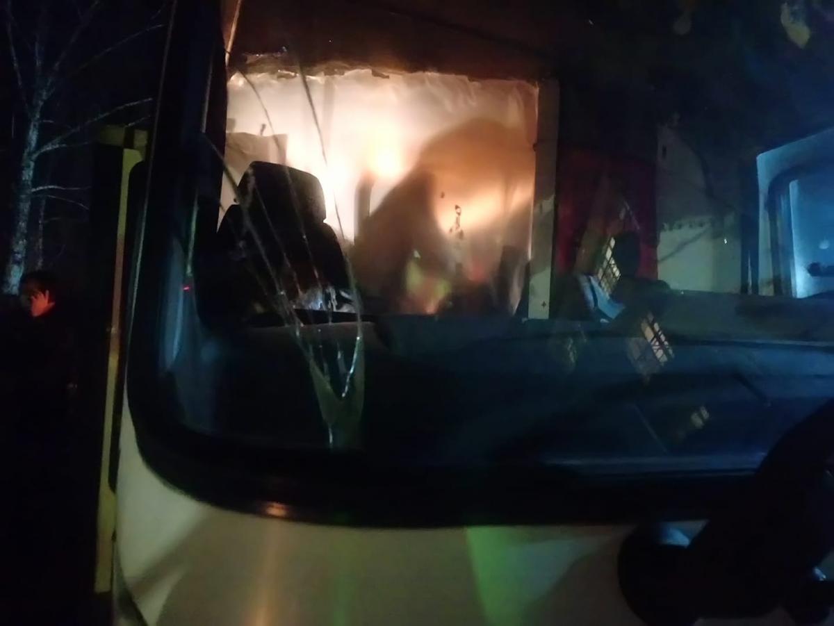У транспортному засобі розбиті вікна / фото Facebook Oleksandr Makhov