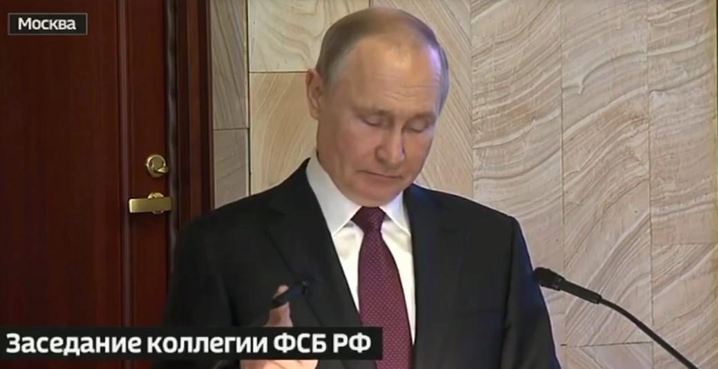 У Путина сломался микрофон / скриншот из видео У Путина сломался микрофон / скриншот из видео