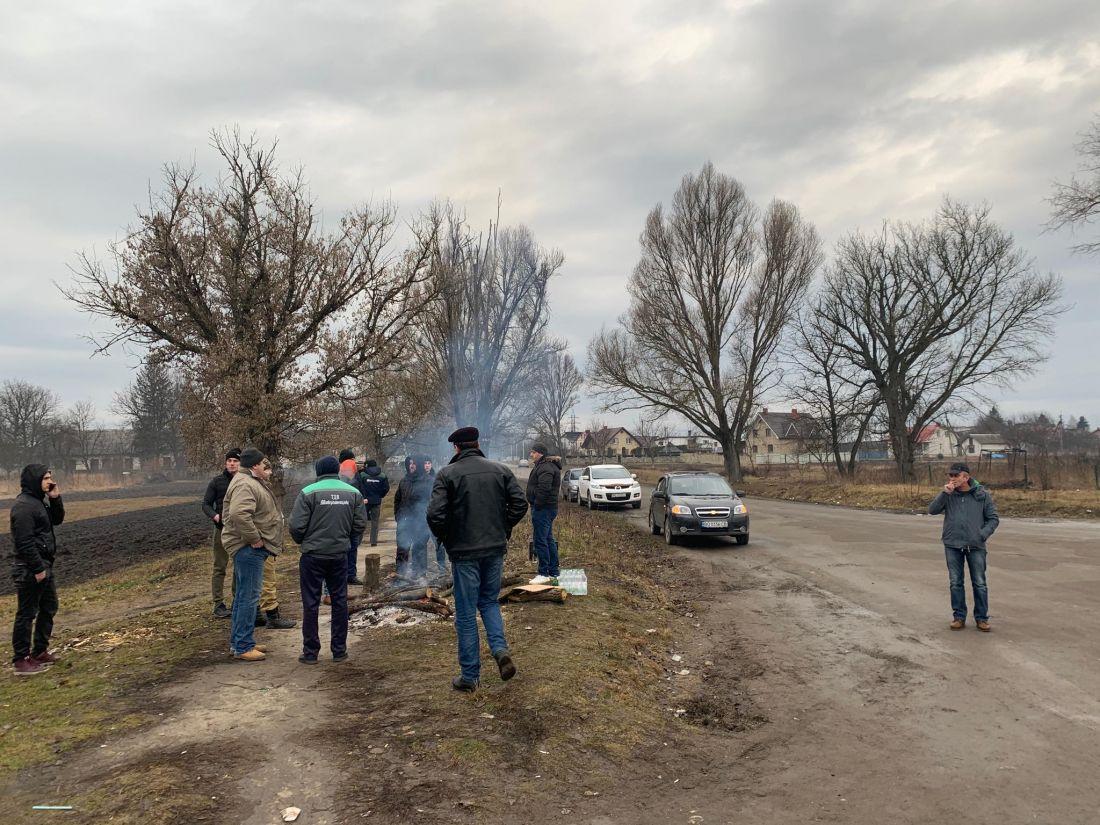 Сьогодні вранці люди почали розбирати блокпост / фото ternopoliany.te.ua Сьогодні вранці люди почали розбирати блокпост / фото ternopoliany.te.ua