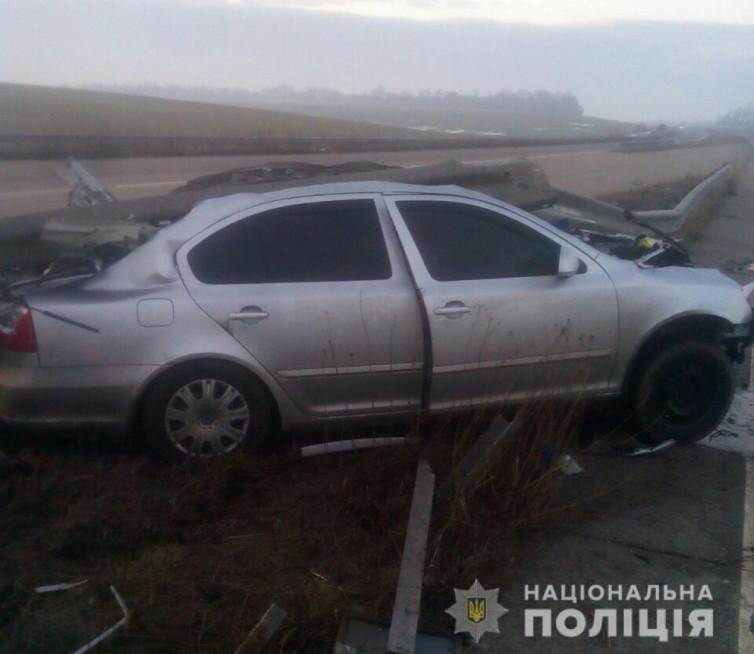 Авто нанизало на отбойник: на Харьковщине разбилась иномарка (фото) Авто нанизало на отбойник: на Харьковщине разбилась иномарка (фото)
