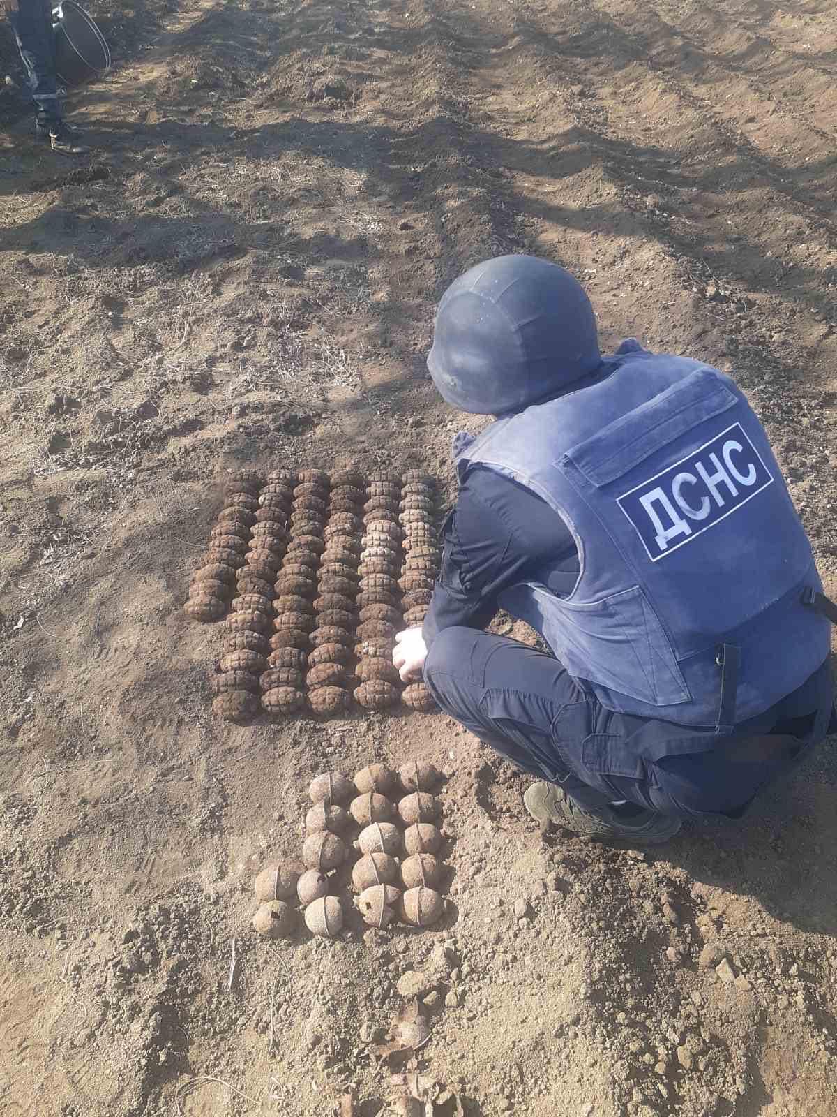 Пиротехники изъяли 102 гранаты / Фото: ГСЧС Пиротехники изъяли 102 гранаты / Фото: ГСЧС
