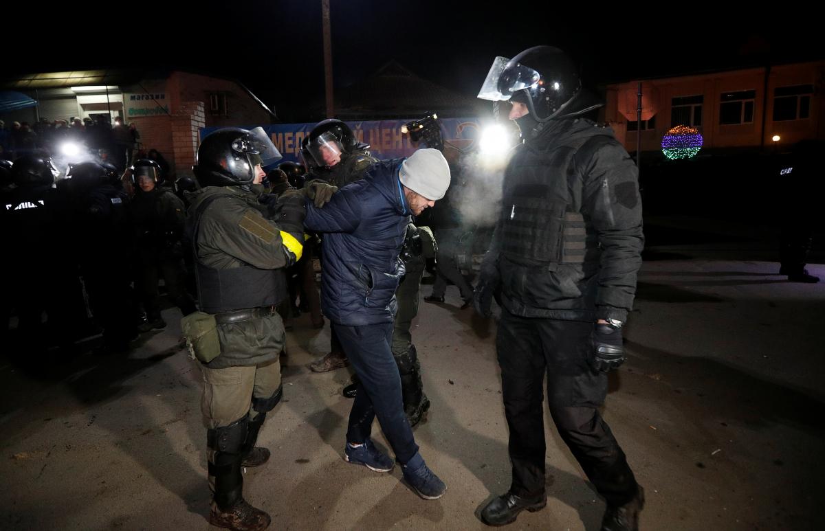 Задержание нарушителя правопорядка в Новых Санжарах 20 февраля / REUTERS