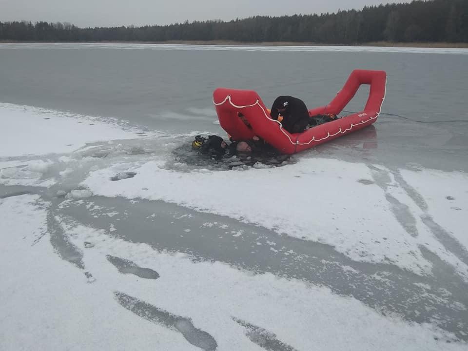 Водолази-рятувальники підняли тіла на поверхню / фото facebook.com/MNSKHARKIV Водолази-рятувальники підняли тіла на поверхню / фото facebook.com/MNSKHARKIV
