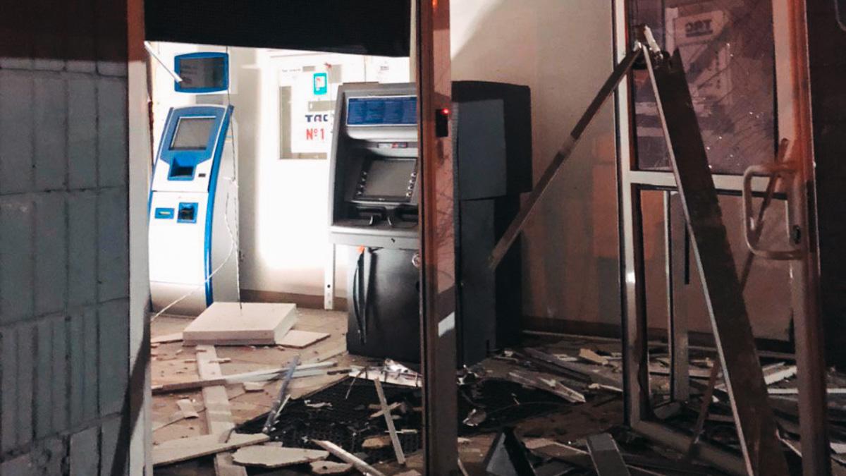 Попри вибух банкомат залишився цілий / фото: kiev.informator.ua