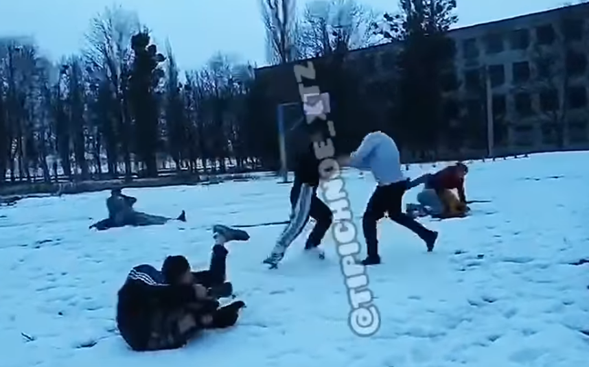 На спортплощадке схлестнулись около десятка агрессивно настроенных подростков / скриншот На спортплощадке схлестнулись около десятка агрессивно настроенных подростков / скриншот