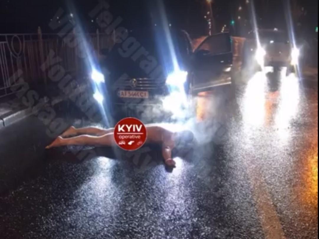 Чоловік був повністю без одягу / скріншот з відео Чоловік був повністю без одягу / скріншот з відео