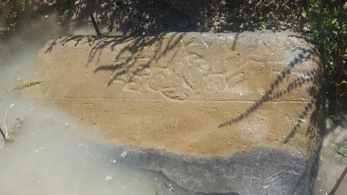 На камень  нанесены надписи на лувийском языке / Фото: James Osborne