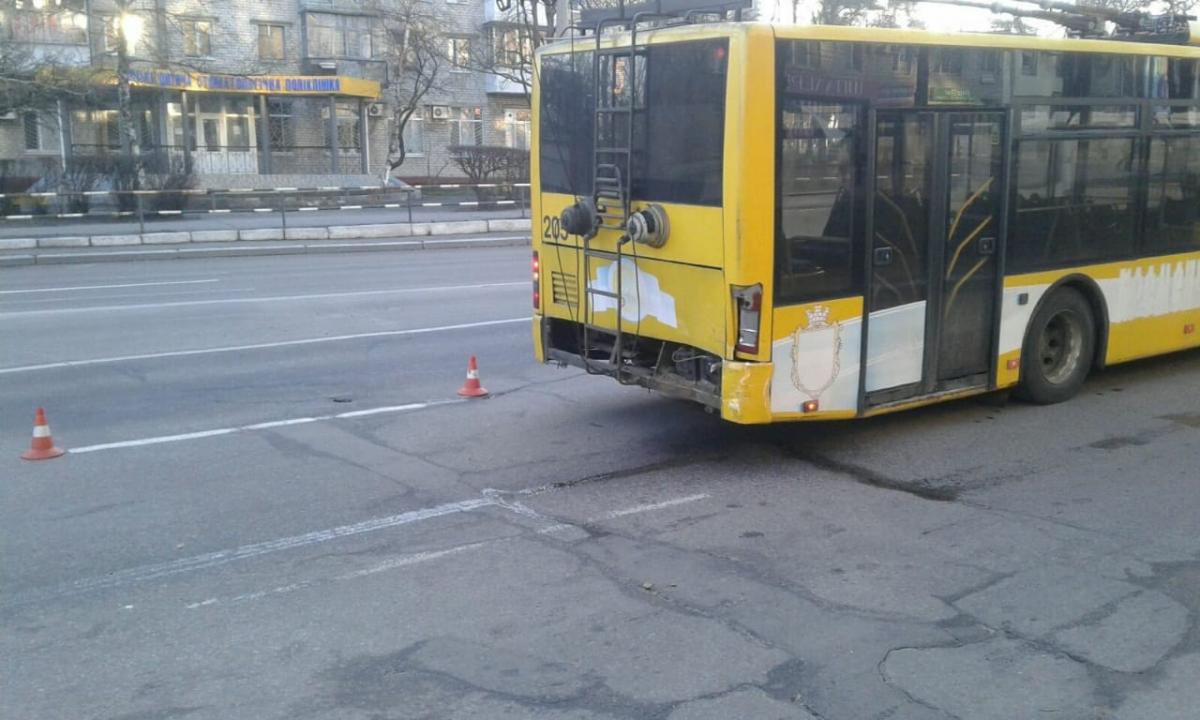 Автомобиль патрульных и троллейбус получили механические повреждения / фото kg.ua Автомобиль патрульных и троллейбус получили механические повреждения / фото kg.ua