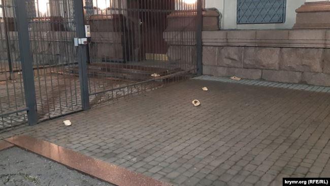 Під посольством РФ провели акцію / фото Крим.Реалії Під посольством РФ провели акцію / фото Крим.Реалії