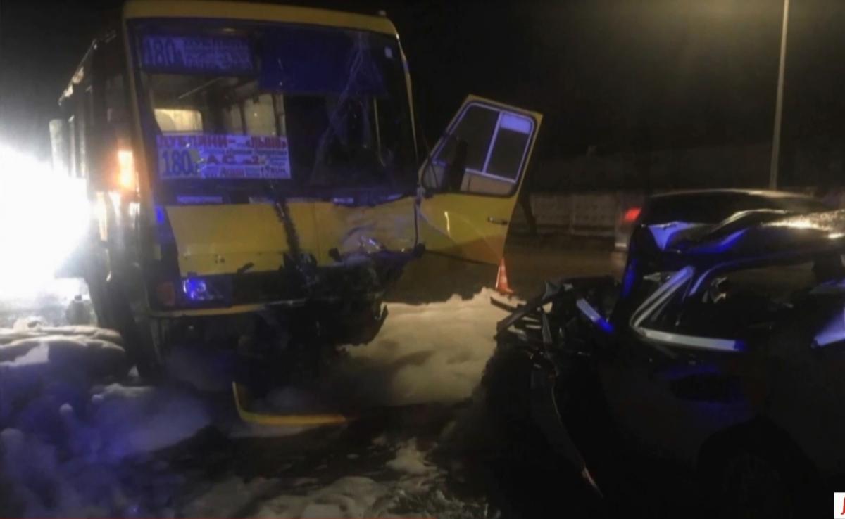 Внаслідок зіткнення передню частину легковика геть понівечило / скріншот Внаслідок зіткнення передню частину легковика геть понівечило / скріншот