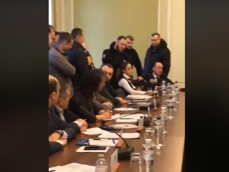 Королевскую на заседании окружили активисты / скриншот из видео Королевскую на заседании окружили активисты / скриншот из видео